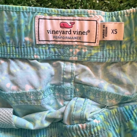 VINEYARD VINES shorts! 🐳 - Picture 3 of 5